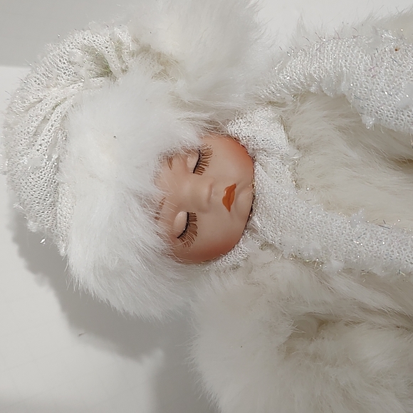 New Winter Baby in Sleigh From the Heritage Signature Collection - Picture 3 of 14